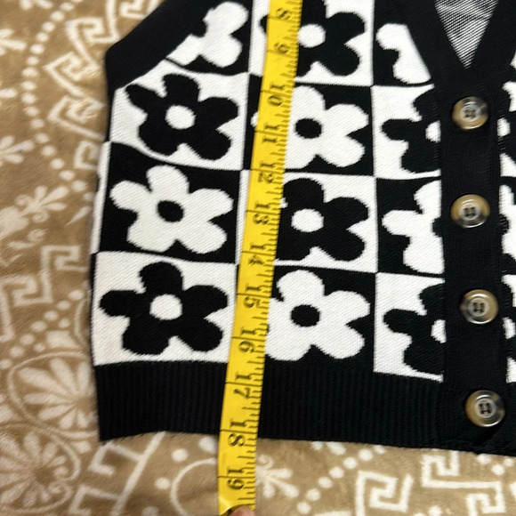 Say What Floral Cropped Sleeveless Cardigan - Picture 6 of 8